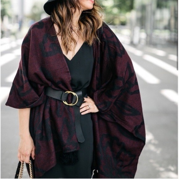Cleobella Sevigny Bordeaux Capelet One Size Burgundy Black Tassel Wrap Poncho - Picture 4 of 5